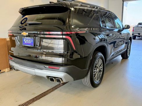 Used 2025 Chevrolet Traverse LT image 3