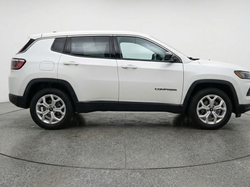 Used 2025 Jeep Compass Latitude image 11
