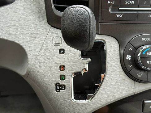 Used 2014 Toyota Sienna LE AWD/4WD image 18