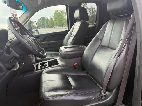 Used 2010 Chevrolet Silverado 1500 LTZ w/ Z71 Appearance Package RWD image 7