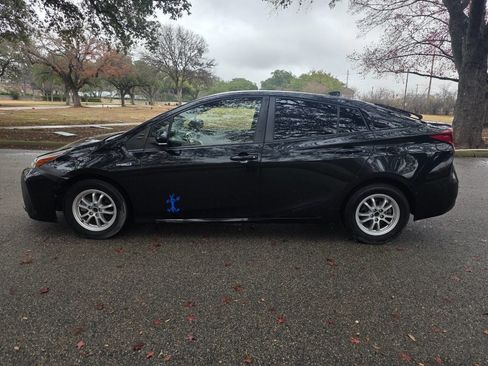 Used 2021 Toyota Prius LE image 9