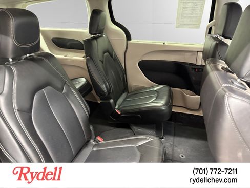 Used 2023 Chrysler Pacifica Touring-L FWD image 18