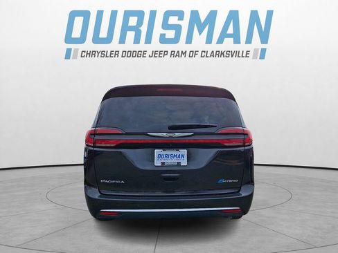 Used 2023 Chrysler Pacifica Touring-L image 5