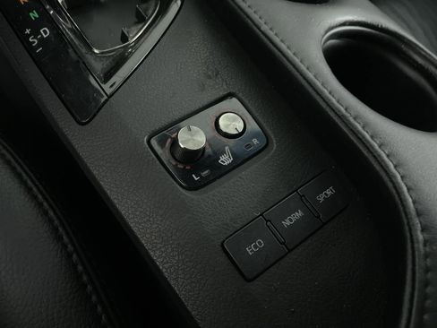 Used 2018 Toyota Avalon XLE image 17