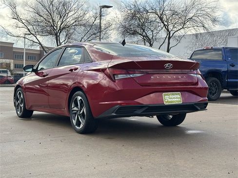 Used 2023 Hyundai Elantra SEL w/ Convenience Package image 3