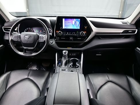 Used 2023 Toyota Highlander XLE image 18