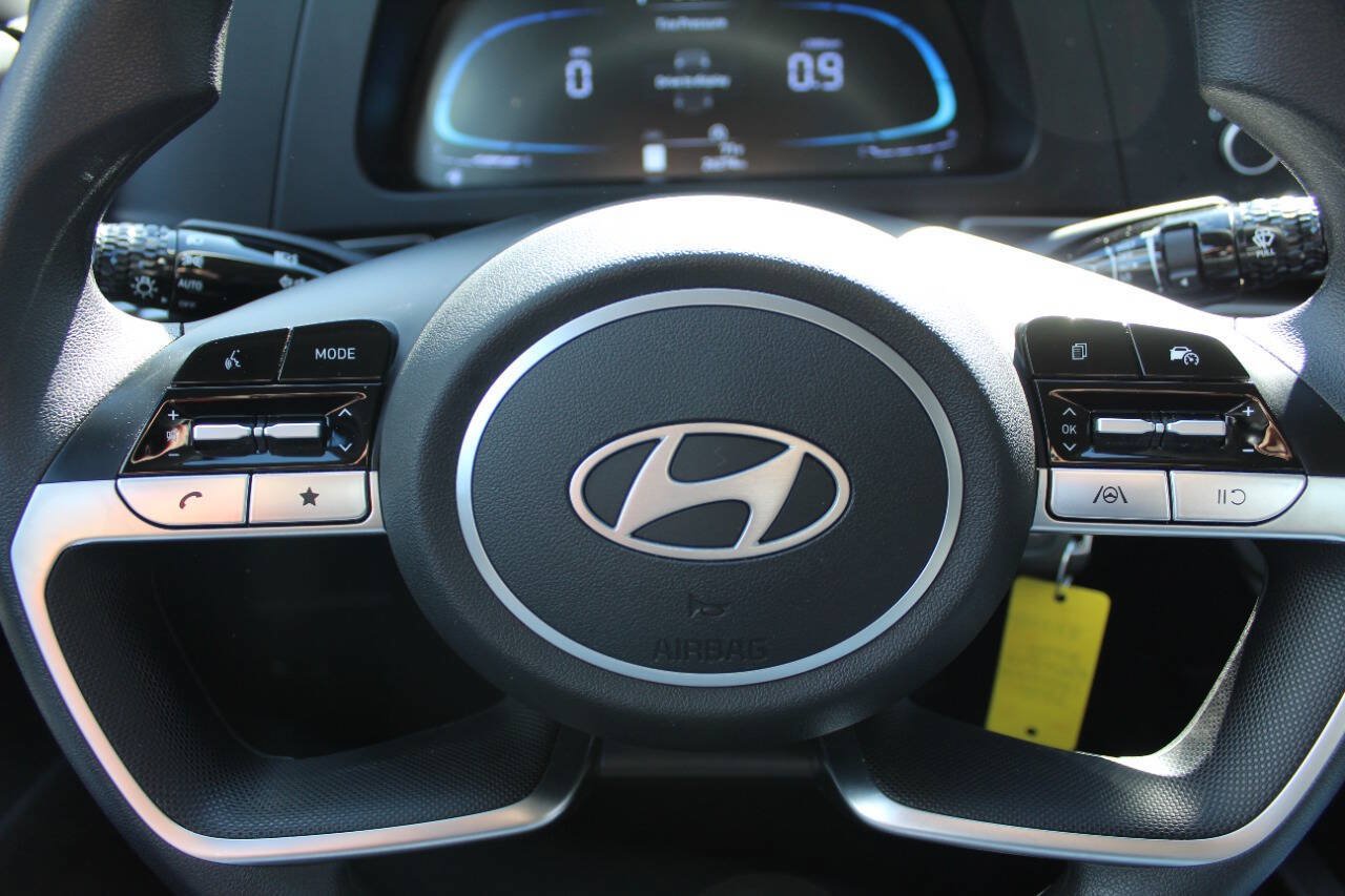 Used 2025 Hyundai Elantra SE FWD image 11