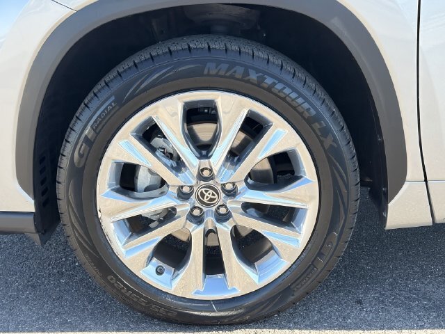 Used 2023 Toyota Highlander Limited FWD image 10