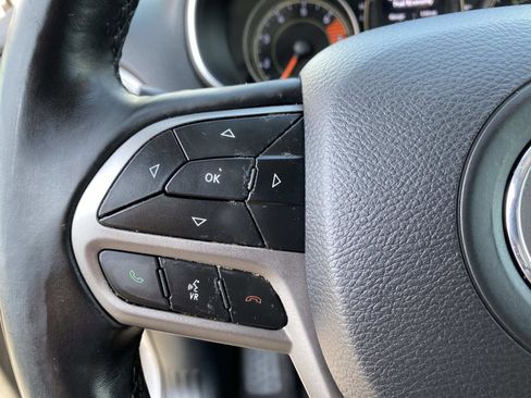 Used 2019 Jeep Cherokee Latitude Plus AWD/4WD image 13