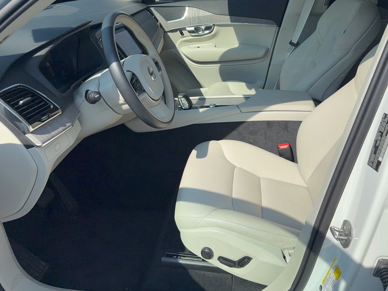 Certified 2025 Volvo XC90 B5 Plus w/ Protection Package Premier AWD/4WD image 5