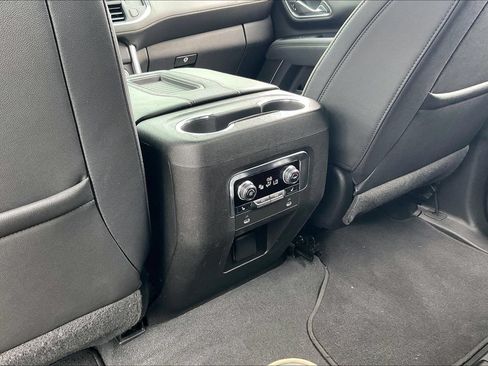 Used 2022 GMC Yukon XL SLT w/ SLT Luxury Package AWD/4WD image 23
