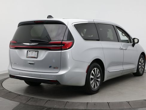 Used 2023 Chrysler Pacifica Limited FWD image 8