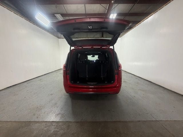 New 2027 Chrysler Pacifica Select AWD/4WD image 8