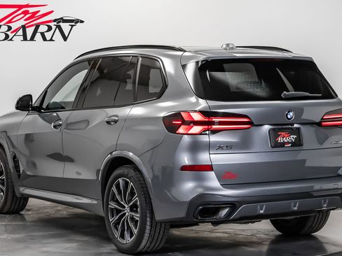 Used 2024 BMW X5 xDrive40i w/ M Sport Package image 3