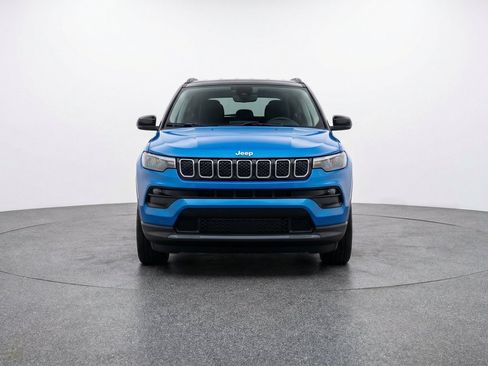 Used 2025 Jeep Compass Limited AWD/4WD image 2