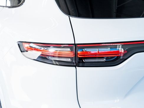 Used 2023 Porsche Cayenne Platinum Edition image 23