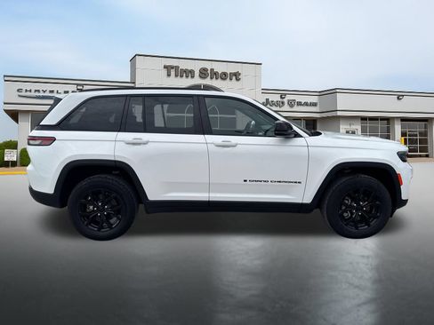Used 2025 Jeep Grand Cherokee Altitude AWD/4WD image 4
