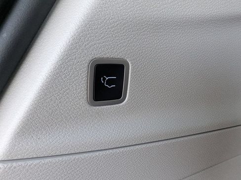 Used 2023 Chrysler Pacifica Touring-L FWD image 41