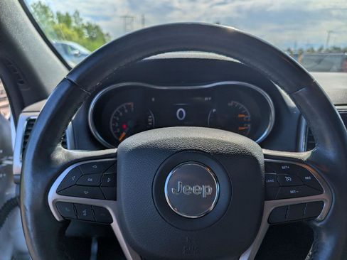 Used 2019 Jeep Grand Cherokee Laredo AWD/4WD image 16