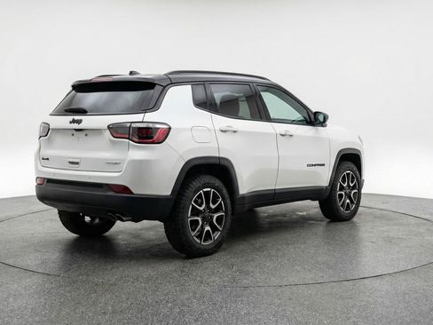 Used 2025 Jeep Compass Trailhawk AWD/4WD image 9