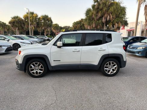 Used 2017 Jeep Renegade Latitude FWD image 2