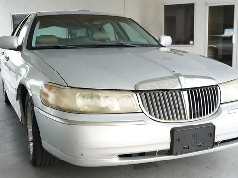 Used 1998 Lincoln Town Car Executive RWD image 1