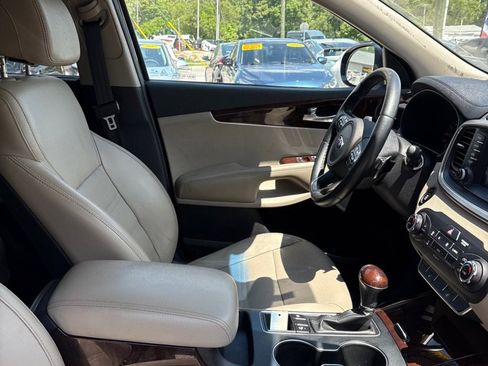 Used 2017 Kia Sorento EX image 13