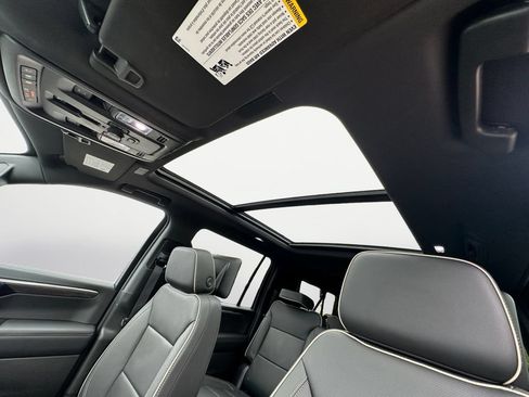Used 2025 Chevrolet Suburban Premier AWD/4WD image 18