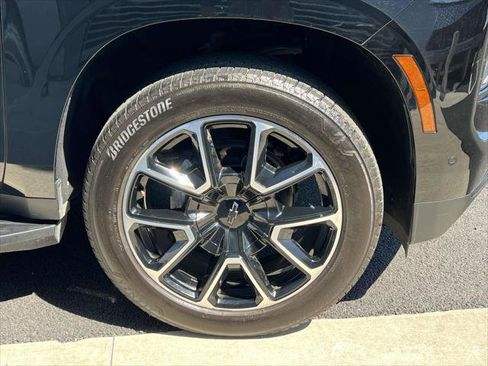 Used 2025 Chevrolet Suburban RST w/ Comfort Package AWD/4WD image 9