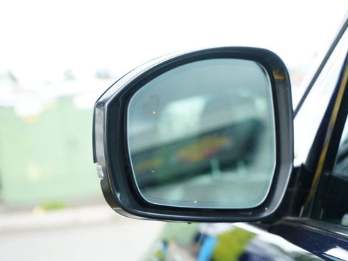 Used 2018 Land Rover Discovery HSE image 8