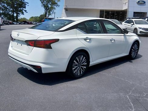 Used 2025 Nissan Altima 2.5 SV FWD image 4