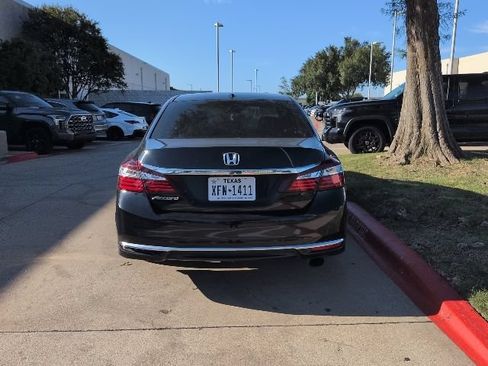 Used 2017 Honda Accord EX-L image 5
