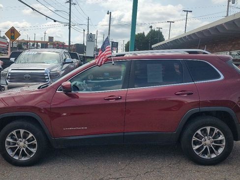 Used 2019 Jeep Cherokee Latitude Plus w/ Cold Weather Group AWD/4WD image 6