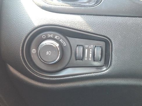 Used 2020 Jeep Renegade Altitude w/ UConnect 8.4 Nav Group FWD image 23