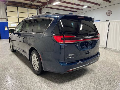 Used 2022 Chrysler Pacifica Touring-L image 5