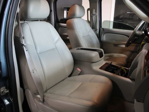 Used 2011 Chevrolet Avalanche LTZ image 21