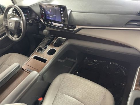 Used 2022 Toyota Sienna LE image 27