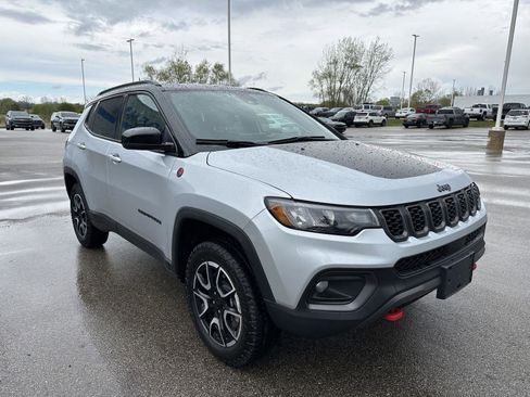 Used 2024 Jeep Compass Trailhawk AWD/4WD image 11