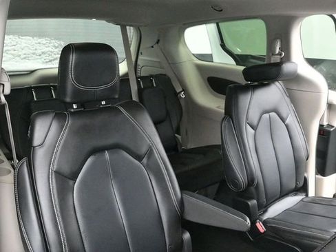 Used 2023 Chrysler Pacifica Touring-L image 12