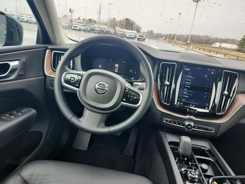 Used 2023 Volvo XC60 B5 Plus image 13