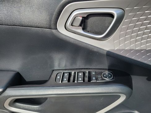 Used 2022 Kia Soul LX image 16