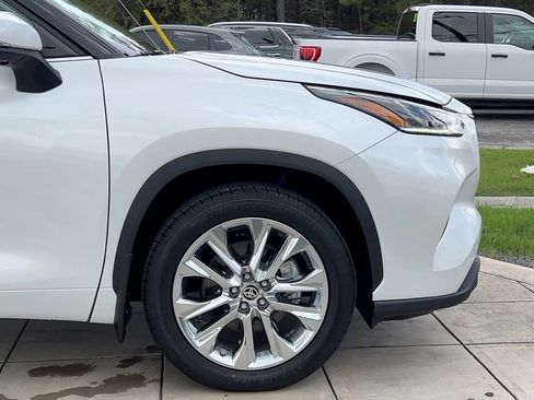 Used 2023 Toyota Highlander Limited image 12