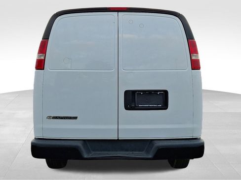 Used 2018 Chevrolet Express 3500 w/ Driver Convenience Package image 6