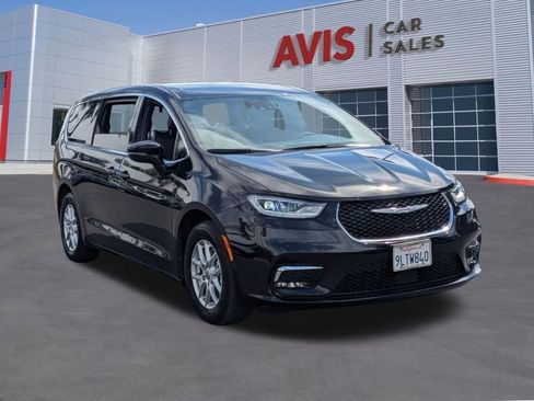 Used 2025 Chrysler Pacifica Select image 3