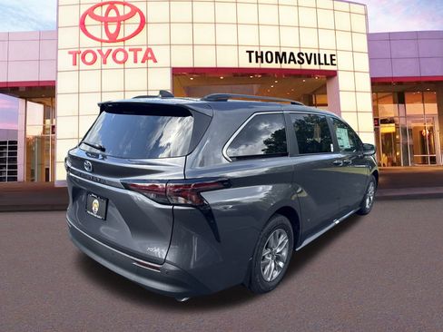 New 2025 Toyota Sienna XLE image 5