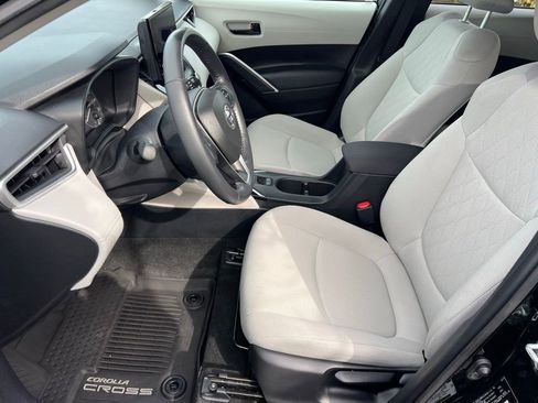 Certified 2023 Toyota Corolla Cross LE image 9