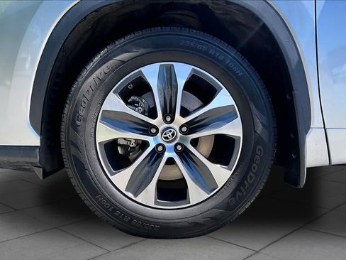 Used 2021 Toyota Highlander XLE AWD/4WD image 11