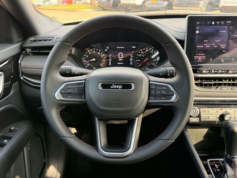 Used 2025 Jeep Compass Trailhawk AWD/4WD image 28