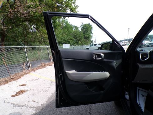 Used 2025 Hyundai Venue SEL FWD image 22