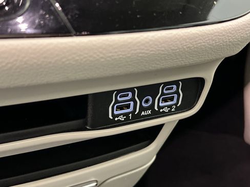 Used 2023 Chrysler Pacifica Touring-L image 35